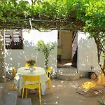 Oleander And Glicinija Apartman
